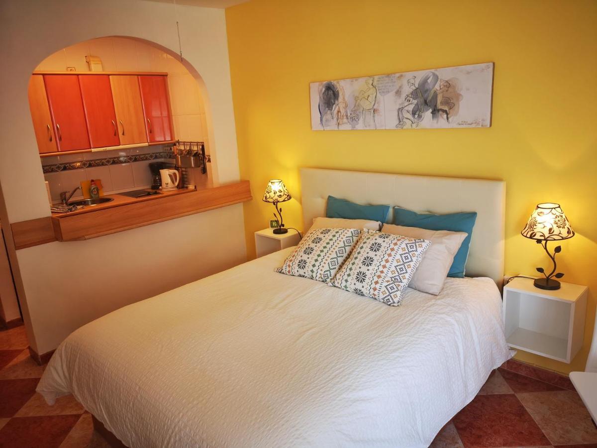 Studio Beso Del Mar Apartment เนร์คา ภายนอก รูปภาพ