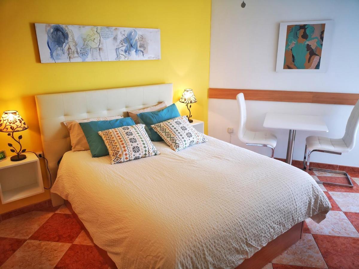Studio Beso Del Mar Apartment เนร์คา ภายนอก รูปภาพ